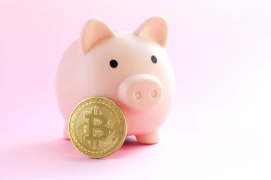 Bitcoin bozukluğunun yanındaki pembe kumbara.