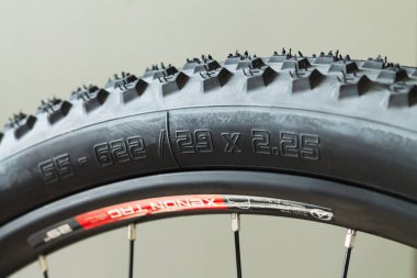 Modern MTB yarış bisikletinin tekersiz lastiği.