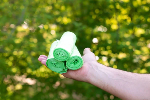 Çevresel plastik çöp torbalarını dışarıda tutan adam.