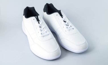 Bir çift yeni şık deri ayakkabı, spor tarzı ayakkabı konsepti.