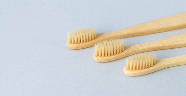 Çevre dostu bambu ahşap diş fırçaları seti.