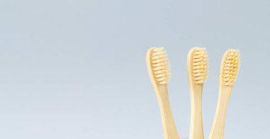 Çevre dostu bambu ahşap çözünebilir diş fırçaları seti. Yakın plan.