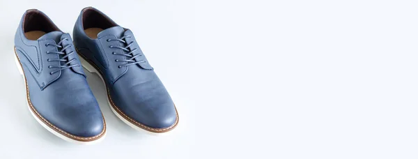 Clásico Los Hombres Cuero Casual Zapatos Azules Sobre Fondo Gris —  Fotos de Stock