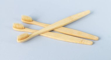 Çevre dostu bambu ahşap diş fırçaları seti.