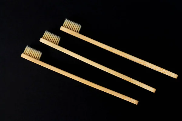 Çevre Dostu Bambu Ahşap Biyolojik Olarak Çözünebilir Diş Fırçası Seti — Stok fotoğraf