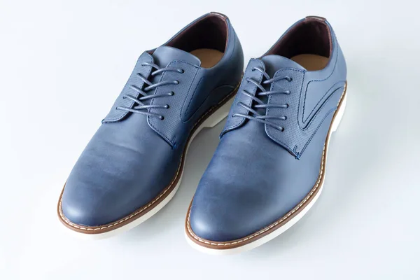 Casual Zapatos Azules Cuero Masculino Sobre Fondo Gris Primer Plano —  Fotos de Stock