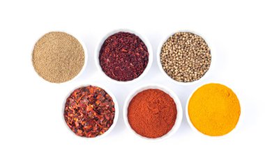 Beyaz arka planda izole edilmiş farklı organik baharatlar kaseleri