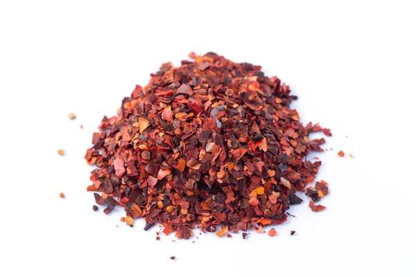 Pile Zúzott Piros Chili Paprika Szárított Cayenne Paprika Pelyhek Izolált — Stock Fotó