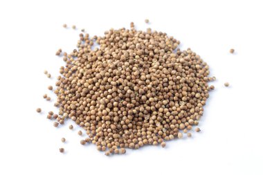 Kurumuş kişniş tohumları beyaz arka planda izole edilmiş.