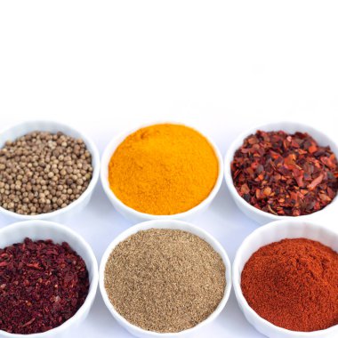 Beyaz arka planda izole edilmiş farklı organik baharatların karışımı.