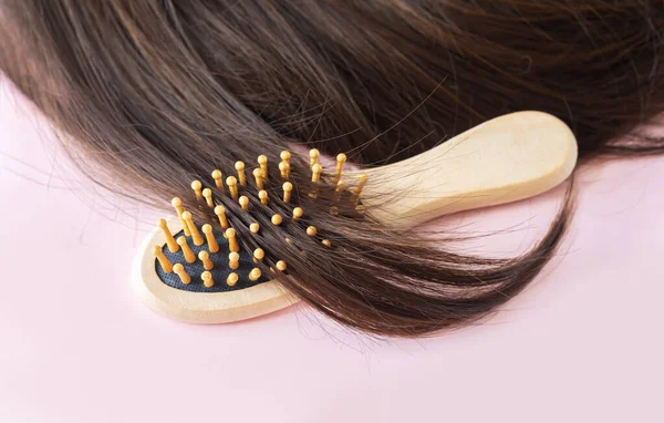 Shiny Brown Straight Long Hair Wooden Comb Brush Hair Treatment — Stock Photo, Image