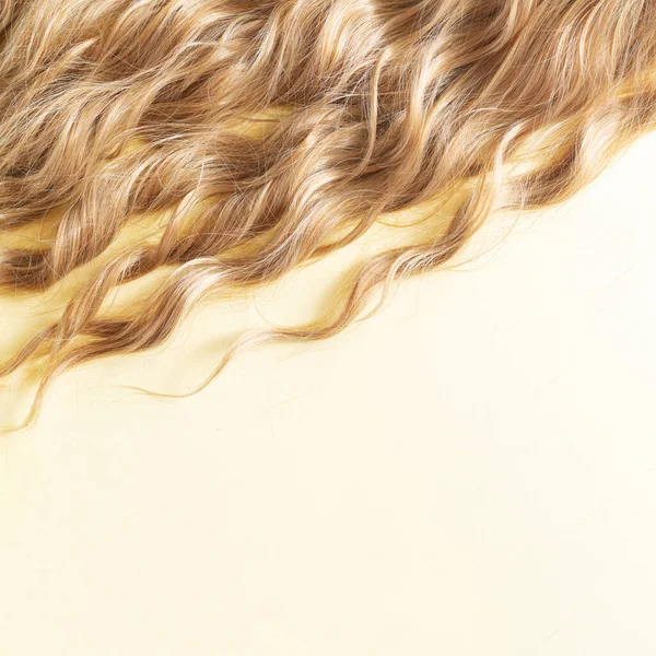 自然的金黄色波浪般的长发的纹理 头发剪裁 护理或延伸的概念 复制空间 — 图库照片