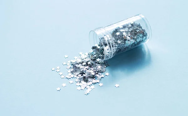 Silberfarbenes Konfetti Das Aus Einer Glasflasche Fällt Material Für Diy — Stockfoto