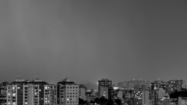 Yıldırımlı ve yağmurlu güçlü bir yaz fırtınasının gelişinin görüntüleri. Şehirde öğleden sonra erken saatlerde, Niteroi, Rio de Janeiro, Brezilya 'da olay
