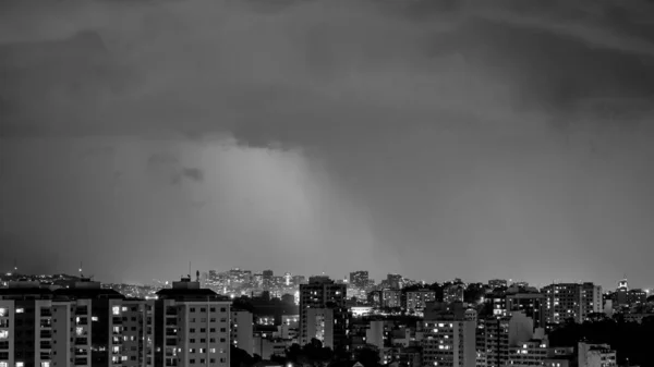 一个强烈的夏季风暴的到来 伴随着闪电和雨的图像 下午晚些时候在巴西里约热内卢Niteroi市举行的活动 — 图库照片