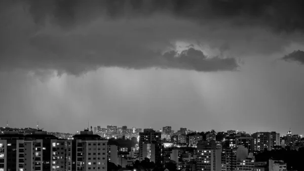 폭풍이 번개가 내리는 브라질 리오데자네이로 트로이에서의 저녁늦은 오후에 도시에서 있었던 — 스톡 사진