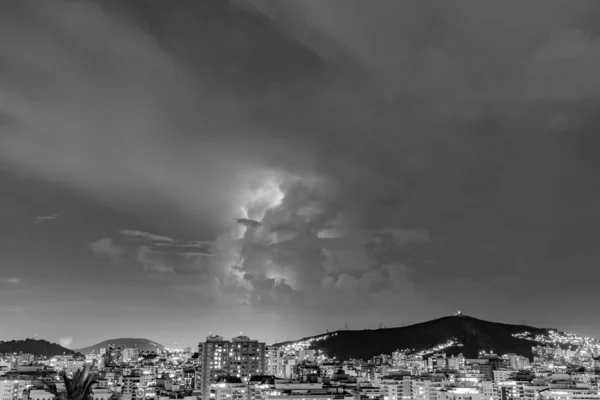 一个强烈的夏季风暴的到来 伴随着闪电和雨的图像 下午晚些时候在巴西里约热内卢Niteroi市举行的活动 — 图库照片