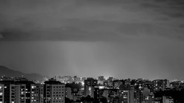 폭풍이 번개가 내리는 브라질 리오데자네이로 트로이에서의 저녁늦은 오후에 도시에서 있었던 — 스톡 사진