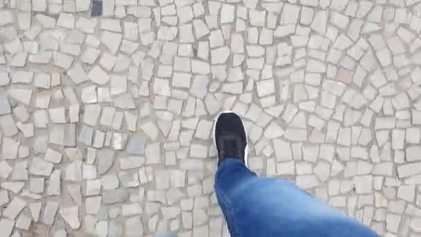Una Persona Que Camina Jeans Zapatillas Deporte Pavimento Empedrado Durante — Vídeos de Stock