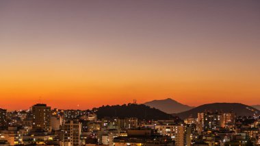 Rio de Janeiro, Brezilya 'nın başkenti Niteroi' de gece manzarası.