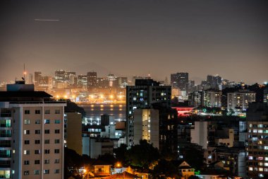 Rio de Janeiro, Brezilya 'nın başkenti Niteroi' de gece manzarası.