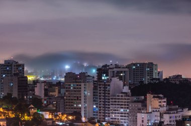 Rio de Janeiro, Brezilya 'nın başkenti Niteroi' de gece manzarası.