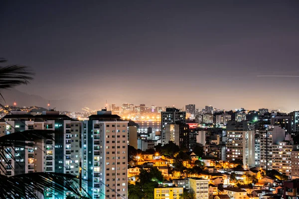 Rio de Janeiro, Brezilya 'nın başkenti Niteroi' de gece manzarası.
