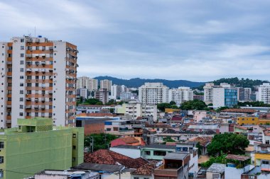 Şehir gündüz manzarası, bulutlu bir günde, Niteroi şehrinde, Rio de Janeiro, Brezilya
