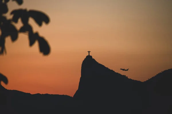 Cristo Redentor Tijdens Zonsondergang Met Oranje Lucht Rio Janeiro Brazilië — Stockfoto