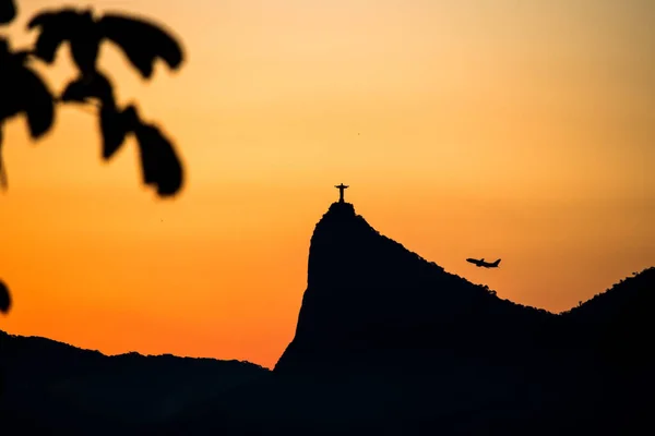 Cristo Redentor Tijdens Zonsondergang Met Oranje Lucht Rio Janeiro Brazilië — Stockfoto