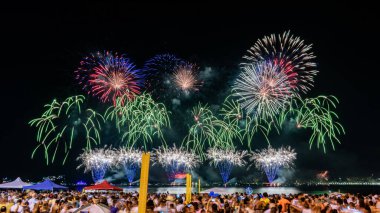 Yeni yılın (Reveillon) gece görüntüleri. Parti, konserler ve havai fişeklerle dolu bir etkinlik. İnsanlar Rio de Janeiro, Brezilya 'da bir plajda meydana gelen patlamaların ışık ve renklerini gözlemliyor.