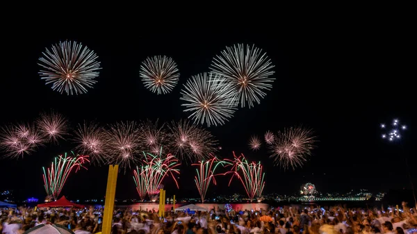 新年の到来の夜の画像 Revillon パーティー コンサート 花火とのイベント 人々はブラジルのリオデジャネイロのビーチで爆発の光と色を観察します — ストック写真