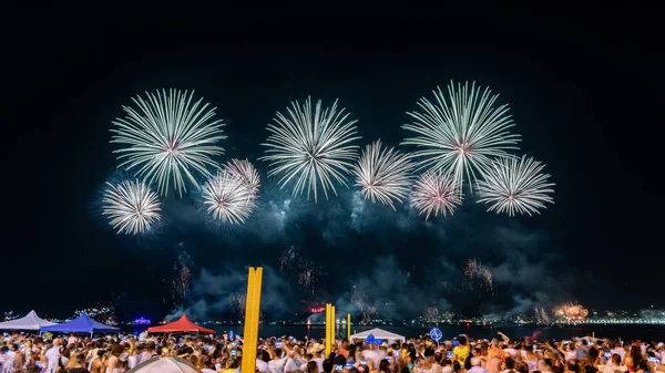 新年の到来の夜の画像 Revillon パーティー コンサート 花火とのイベント 人々はブラジルのリオデジャネイロのビーチで爆発の光と色を観察します — ストック写真