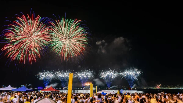 新年の到来の夜の画像 Revillon パーティー コンサート 花火とのイベント 人々はブラジルのリオデジャネイロのビーチで爆発の光と色を観察します — ストック写真