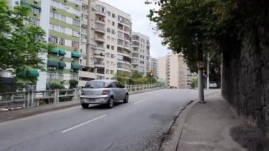 NITEROI, RIO DE JANEIRO, BRASIL - CIRCA 2020: Büyük bir şehirde araç trafiği. Kentsel hareketlilik nüfusun günlük yaşamının bir parçasıdır..