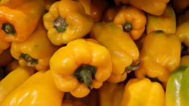 Süpermarket rafında çeşitli biberler. Salatalarda ve diyetlerde sağlıklı bir diyette kullanılır..