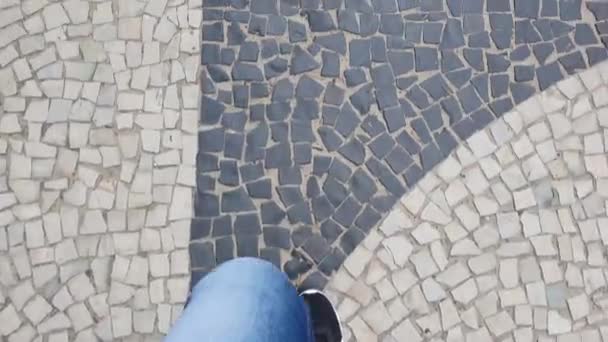 Uma Pessoa Andando Jeans Tênis Uma Calçada Praia Durante Dia — Vídeo de Stock