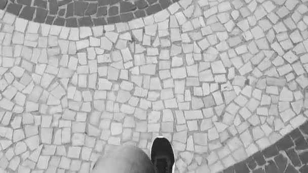 Una Persona Caminando Jeans Zapatillas Deporte Una Acera Playa Durante — Vídeos de Stock