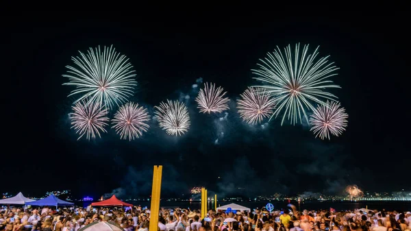 Niteroi Rio Janeiro Brazil パンデミック前の新年 レビヨン の到来の写真 パーティー ショー 花火大会 — ストック写真