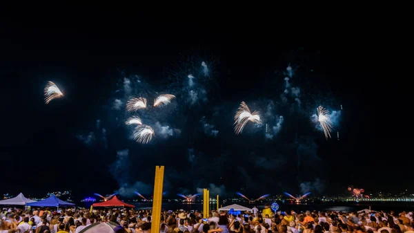 Niteroi Rio Janeiro Brazil パンデミック前の新年 レビヨン の到来の写真 パーティー ショー 花火大会 — ストック写真