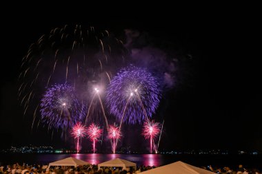 NITEROI, RIO DE JANEIRO, BRAZIL - 2019 için 2018: Yeni yılın (Reveillon) gelişinin fotoğrafları. Partilerde, gösterilerde ve havai fişeklerde. İnsanlar plajdaki havai fişek patlamalarının ışık ve renklerini görmek için akın ediyorlar..