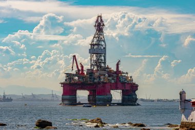 Guanabara Körfezi, Rio de Janeiro, Brezilya - CIRCA 2021: Petrol endüstrisinin keşfi platformu. Bu körfez Santos Havzası 'nın bir parçasıdır, Campos Havzası' na giriş olarak hizmet eder ve aktif bir alandır.
