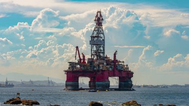 Guanabara Körfezi, Rio de Janeiro, Brezilya - CIRCA 2021: Petrol endüstrisinin keşfi platformu. Bu körfez Santos Havzası 'nın bir parçasıdır, Campos Havzası' na giriş olarak hizmet eder ve aktif bir alandır.