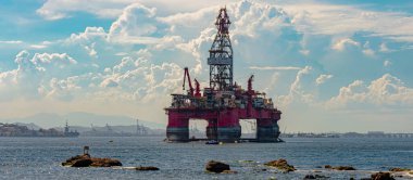 Guanabara Körfezi, Rio de Janeiro, Brezilya - CIRCA 2021: Petrol endüstrisinin keşfi platformu. Bu körfez Santos Havzası 'nın bir parçasıdır, Campos Havzası' na giriş olarak hizmet eder ve aktif bir alandır.