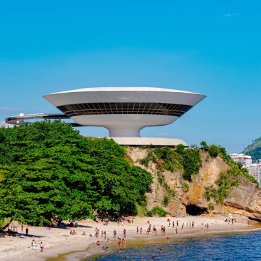 Niteroi, Rio de Janeiro, Brezilya - CIRCA 2021: Niteroi Çağdaş Sanat Müzesi Oscar Niemeyer tarafından tasarlanmıştır. Son 50 yılın en etkili 10 mimari çalışmasından biri seçildi..