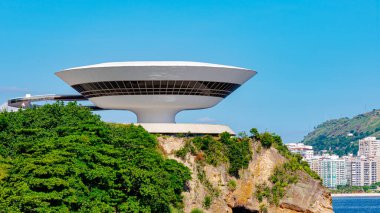 Niteroi, Rio de Janeiro, Brezilya - CIRCA 2021: Niteroi Çağdaş Sanat Müzesi Oscar Niemeyer tarafından tasarlanmıştır. Son 50 yılın en etkili 10 mimari çalışmasından biri seçildi..