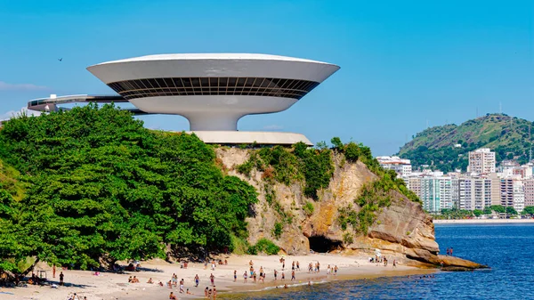 Niteroi, Rio de Janeiro, Brezilya - CIRCA 2021: Niteroi Çağdaş Sanat Müzesi Oscar Niemeyer tarafından tasarlanmıştır. Son 50 yılın en etkili 10 mimari çalışmasından biri seçildi..