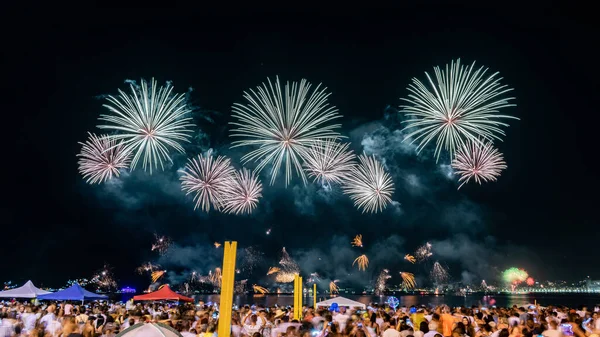 Niteroi Rio Janeiro ブラジル 2020年1月 空に爆発する新年の花火と夜の画像 花火大会の光と色を見る人々 — ストック写真