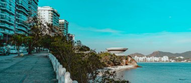 NITEROI, RIO de JANEIRO, BRAZIL - CIRCA 2021: Niteroi Çağdaş Sanat Müzesi 90 'ların sonunda Oscar Niemeyer tarafından tasarlanmıştır. Niemeyer tüm zamanların en ünlü Brezilyalı mimarıdır..