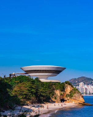 NITEROI, RIO de JANEIRO, BRAZIL - CIRCA 2021: Niteroi Çağdaş Sanat Müzesi 90 'ların sonunda Oscar Niemeyer tarafından tasarlanmıştır. Niemeyer tüm zamanların en ünlü Brezilyalı mimarıdır..